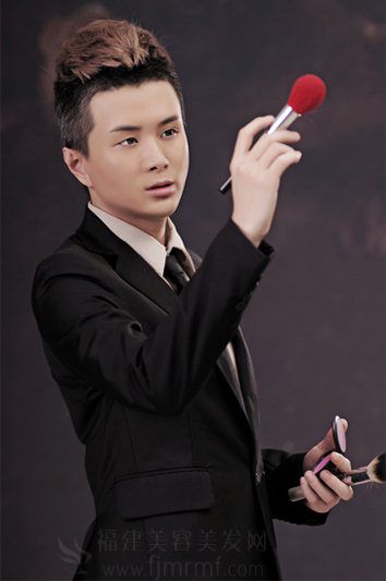 白天鹅(é)美容美发(fā)学(xué)校校长 白(bái)天鹅美(měi)容美发学校校长
